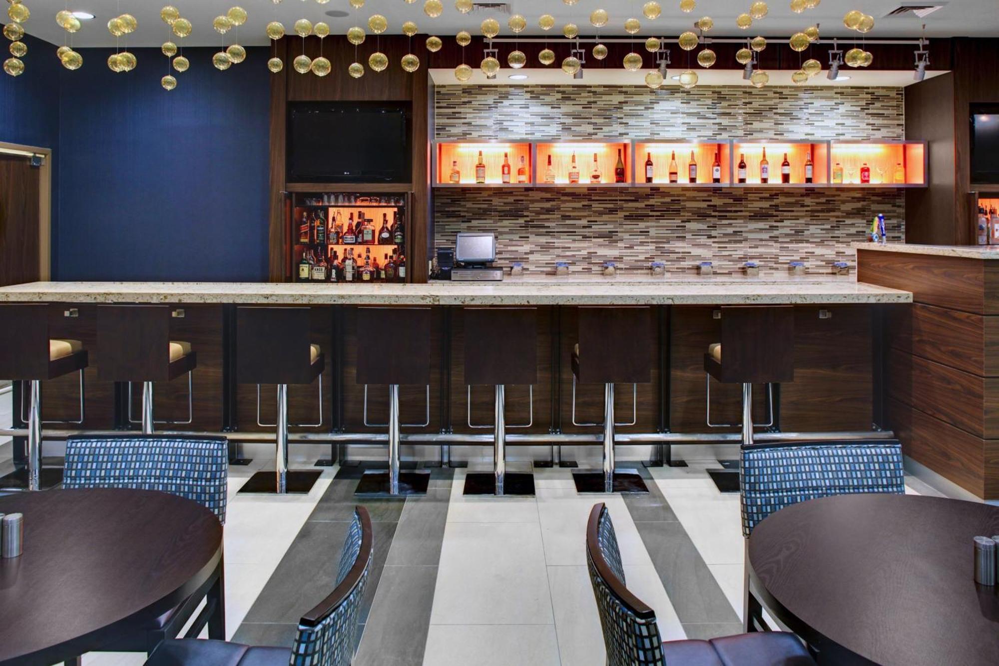 Courtyard Atlanta Decatur Downtown/Emory Hotel Екстериор снимка