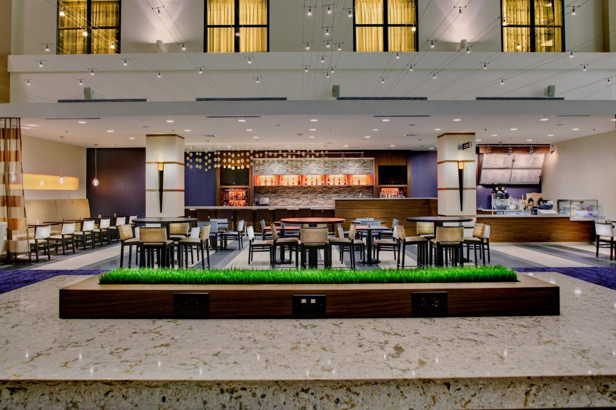 Courtyard Atlanta Decatur Downtown/Emory Hotel Екстериор снимка