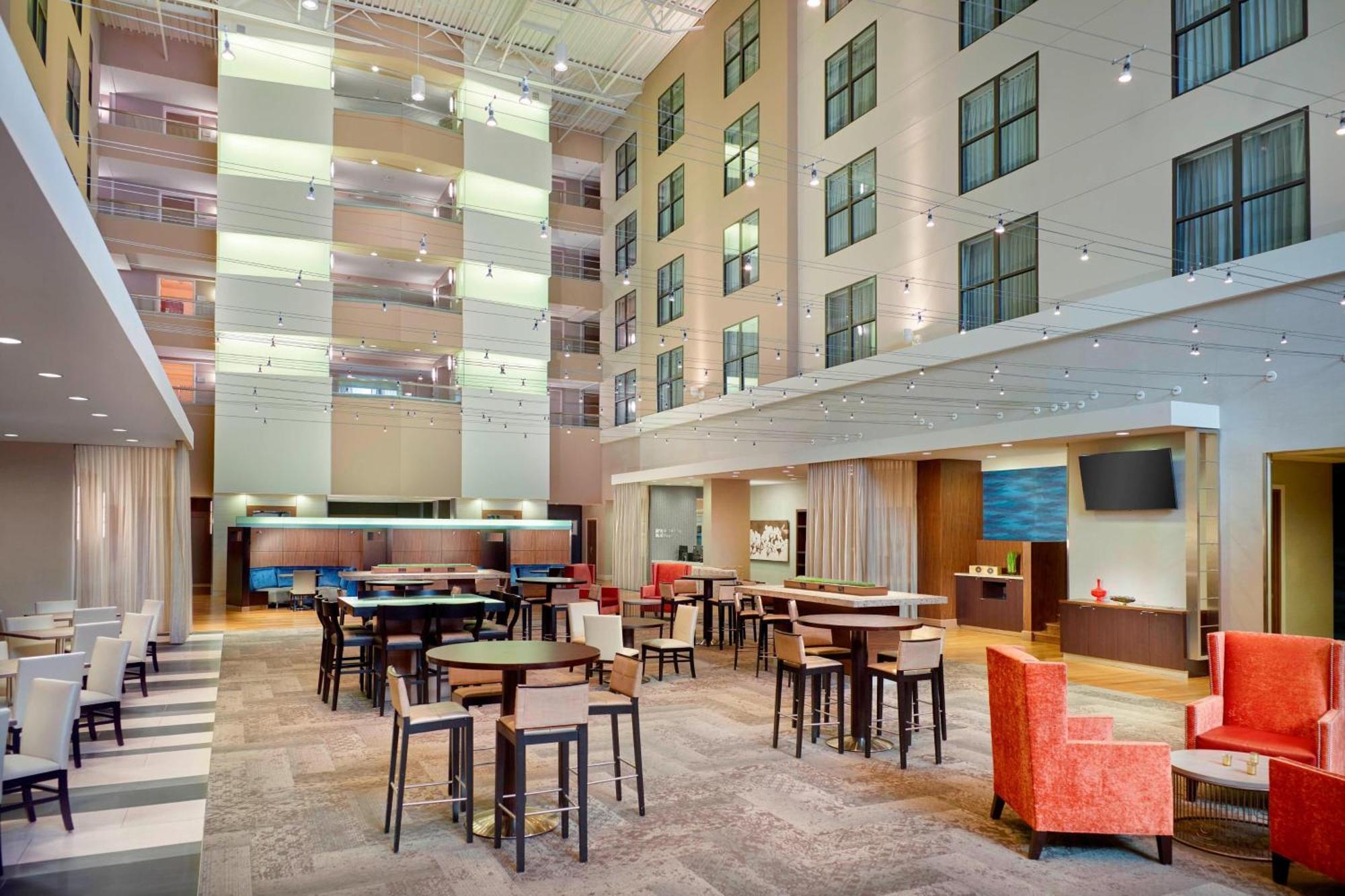 Courtyard Atlanta Decatur Downtown/Emory Hotel Екстериор снимка