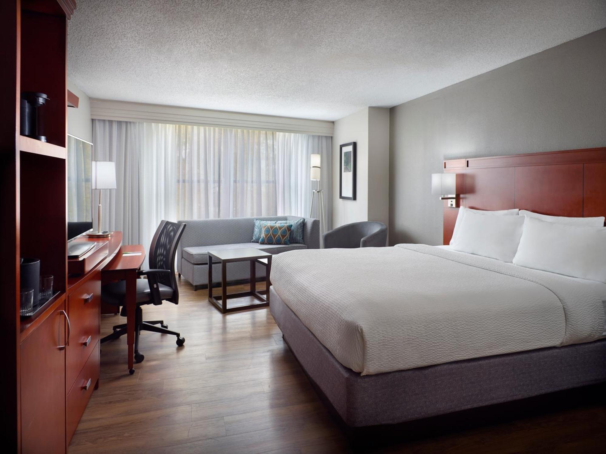 Courtyard Atlanta Decatur Downtown/Emory Hotel Екстериор снимка