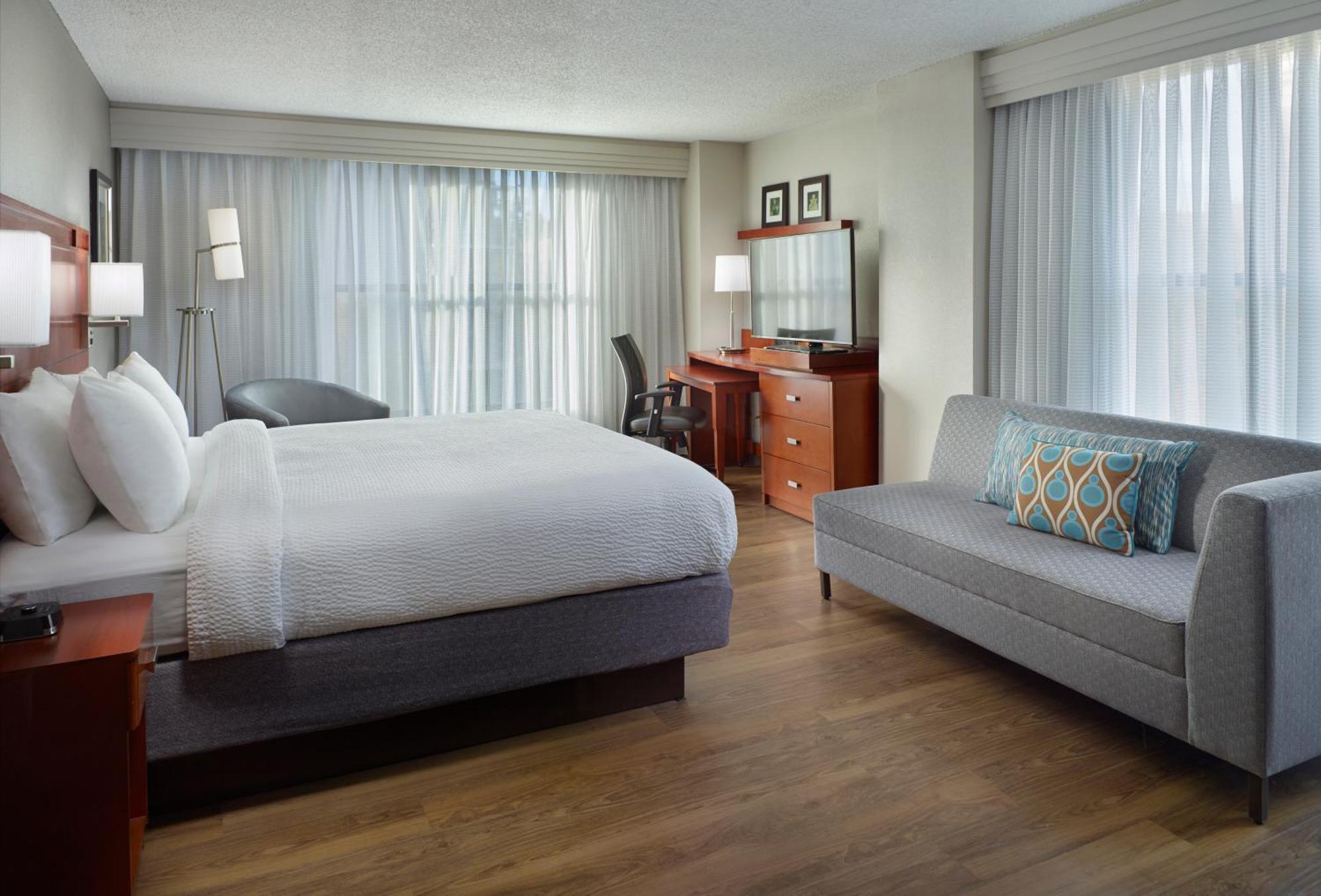 Courtyard Atlanta Decatur Downtown/Emory Hotel Екстериор снимка