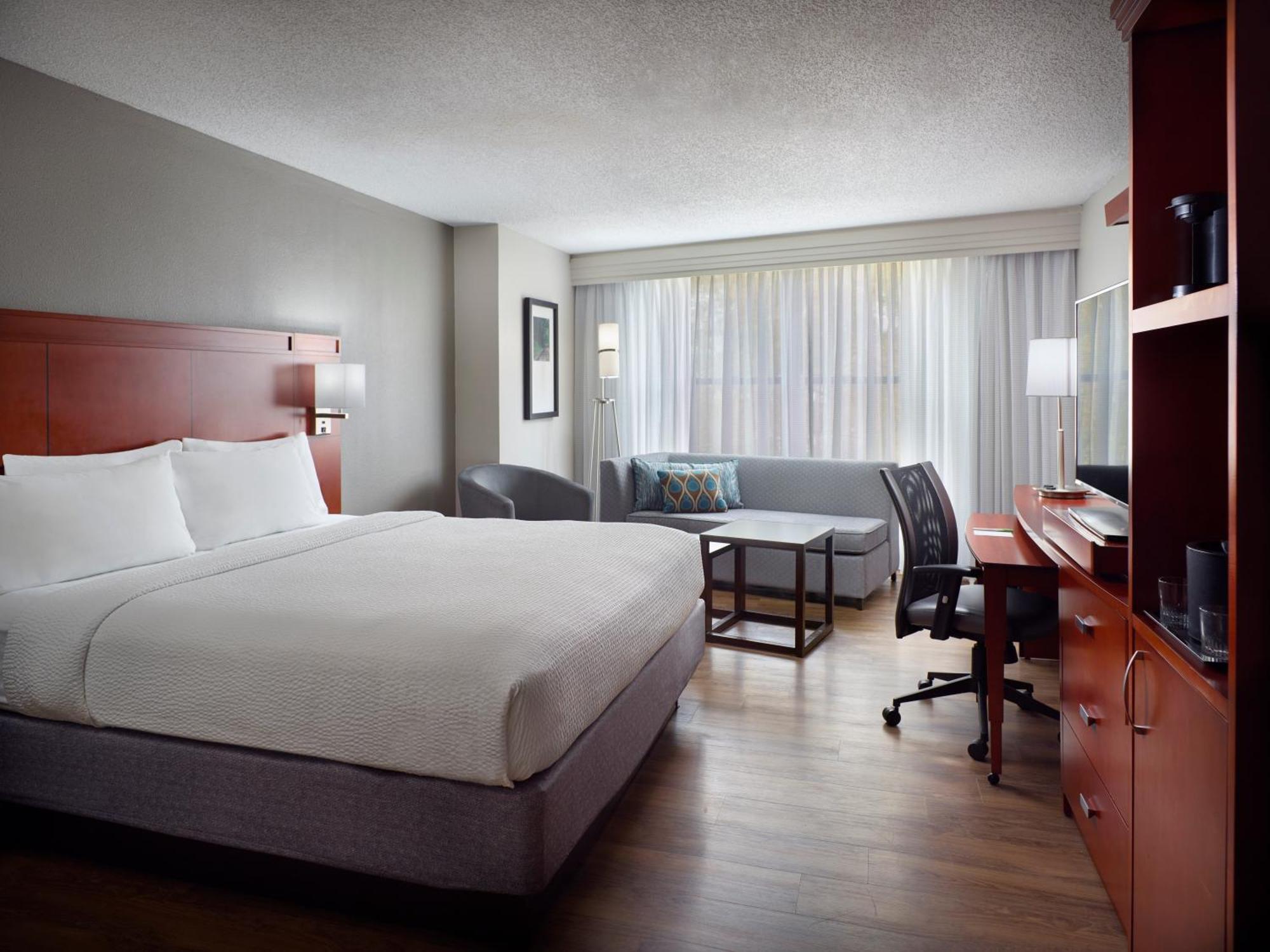 Courtyard Atlanta Decatur Downtown/Emory Hotel Екстериор снимка
