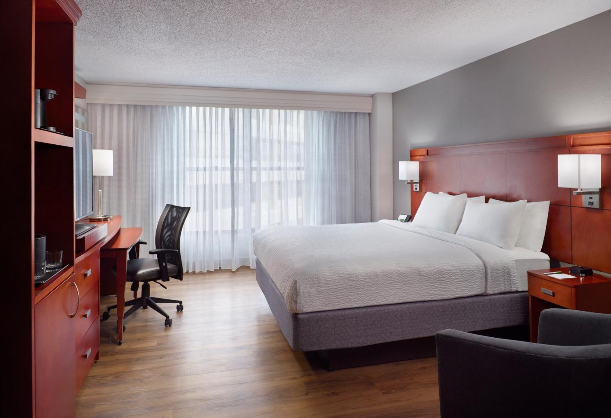 Courtyard Atlanta Decatur Downtown/Emory Hotel Екстериор снимка