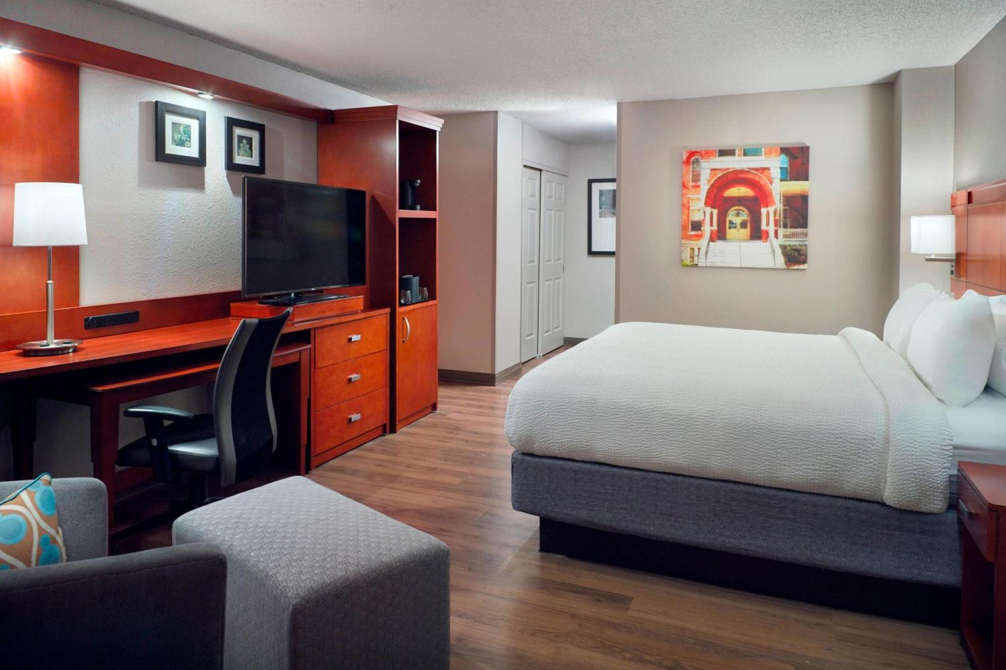 Courtyard Atlanta Decatur Downtown/Emory Hotel Екстериор снимка