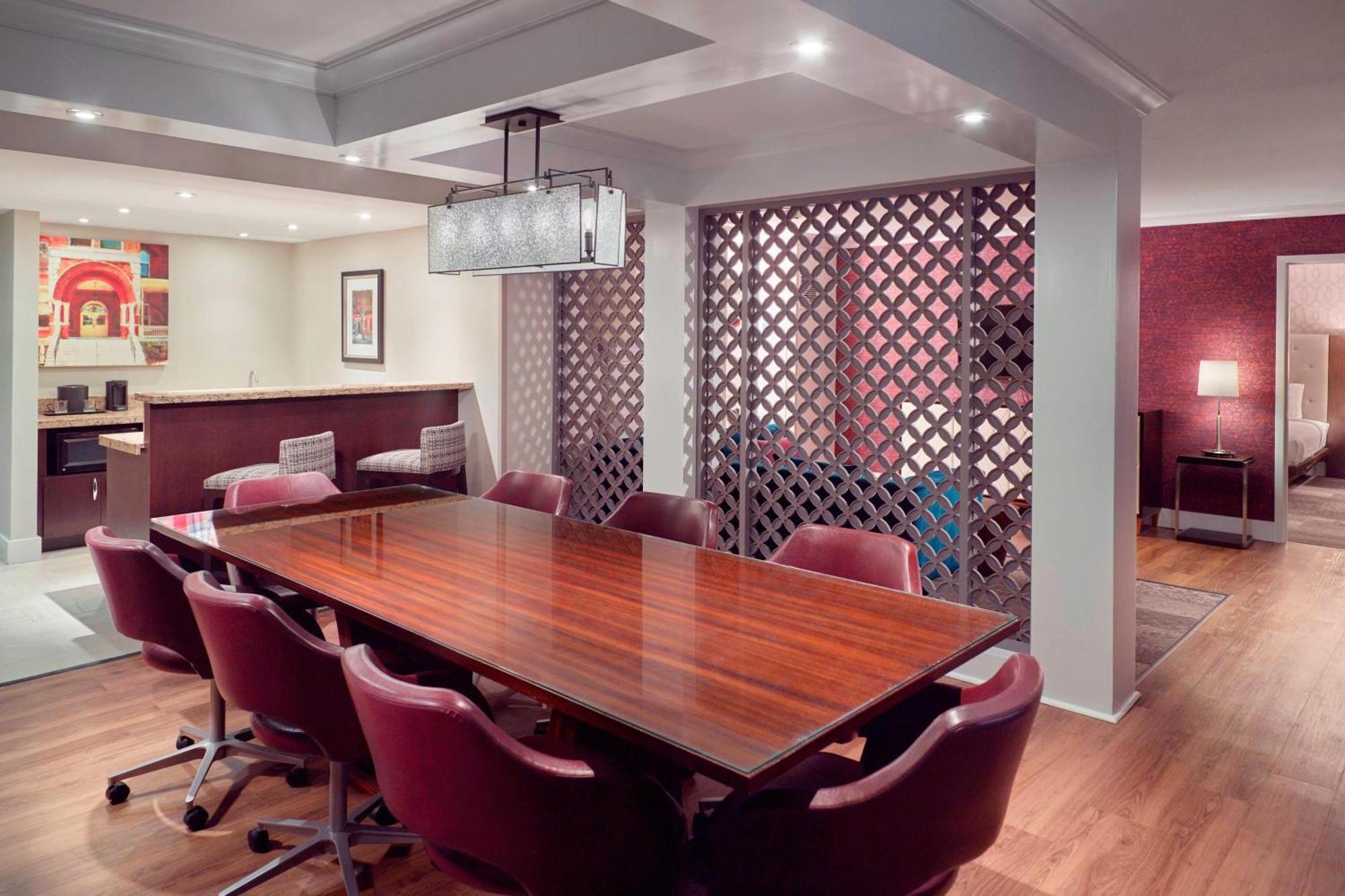 Courtyard Atlanta Decatur Downtown/Emory Hotel Екстериор снимка