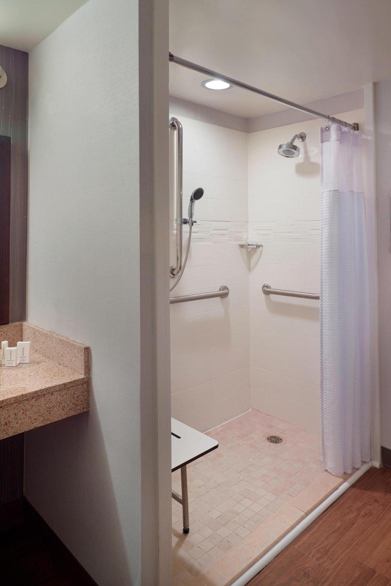 Courtyard Atlanta Decatur Downtown/Emory Hotel Екстериор снимка