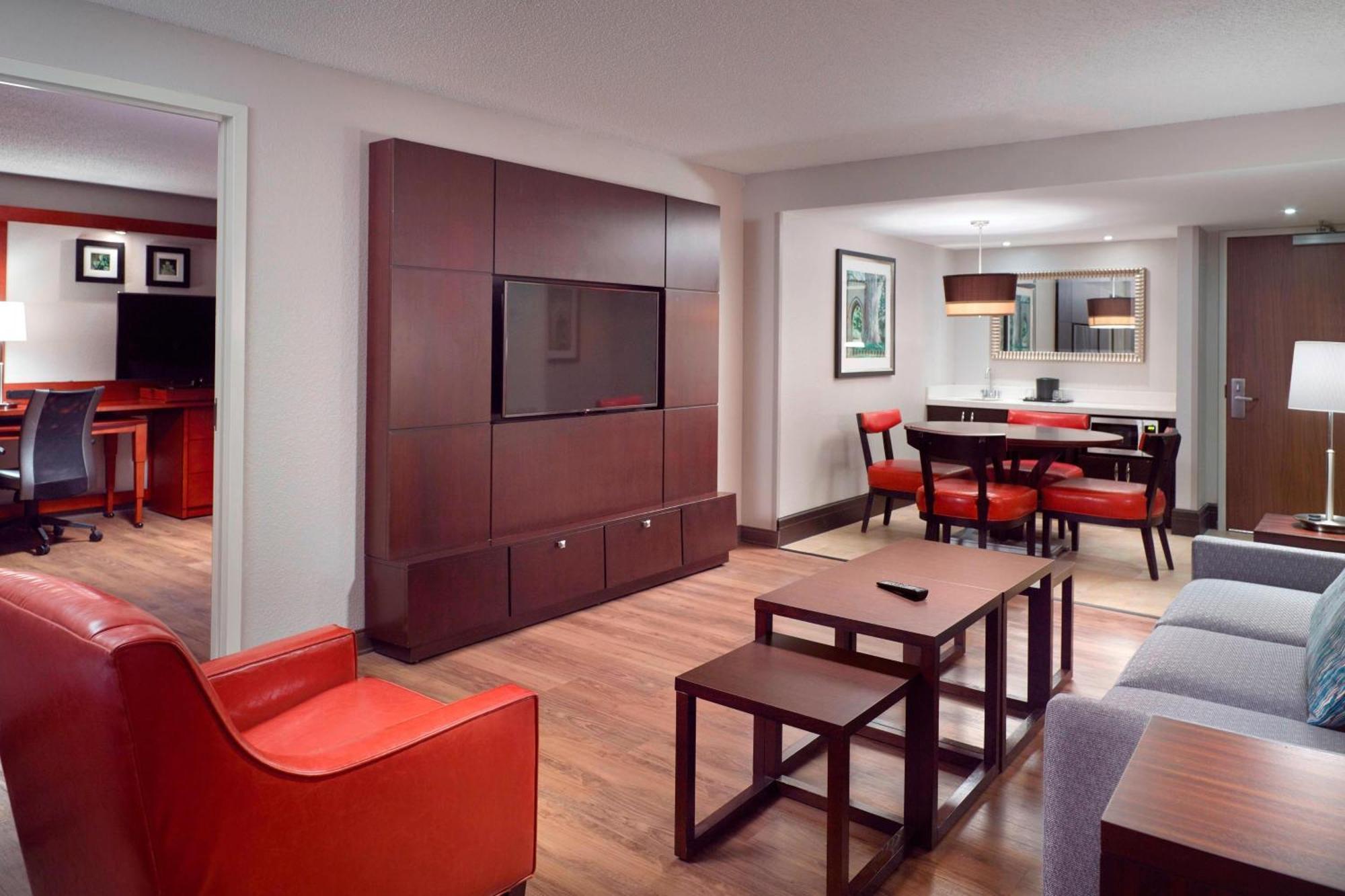 Courtyard Atlanta Decatur Downtown/Emory Hotel Екстериор снимка