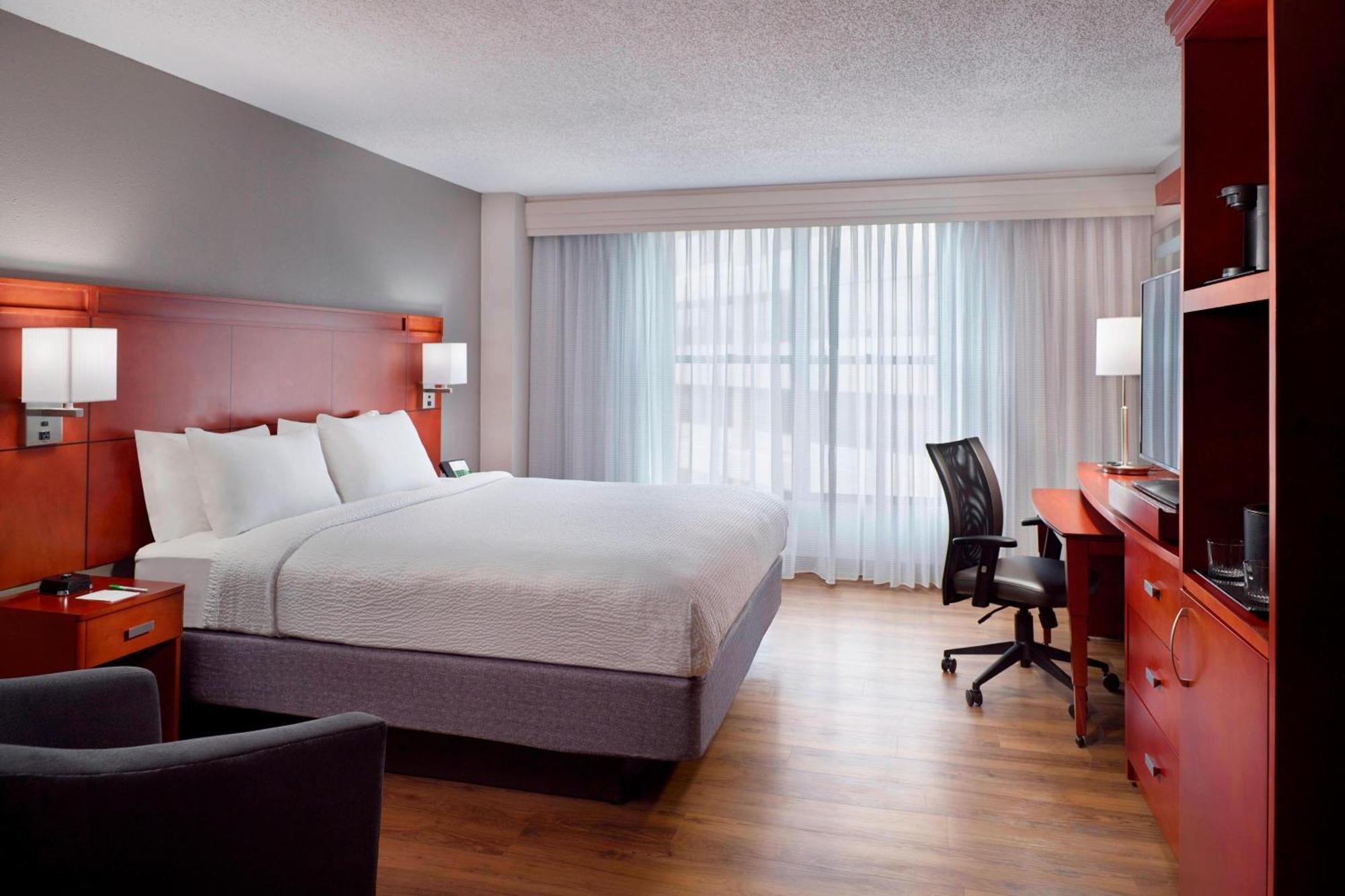 Courtyard Atlanta Decatur Downtown/Emory Hotel Екстериор снимка