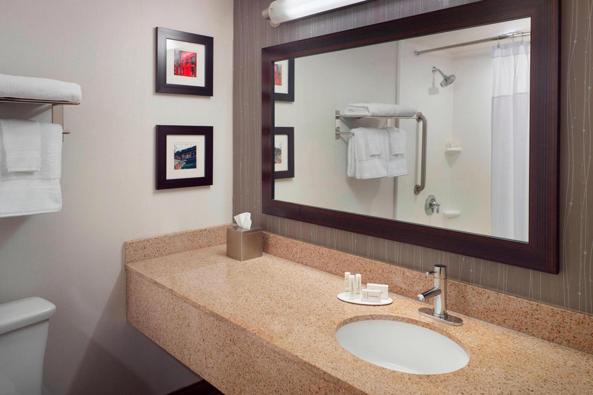 Courtyard Atlanta Decatur Downtown/Emory Hotel Екстериор снимка