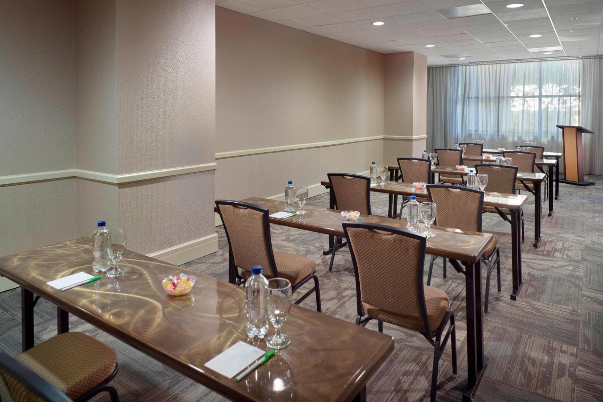 Courtyard Atlanta Decatur Downtown/Emory Hotel Екстериор снимка